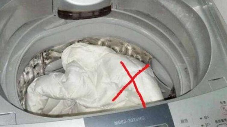 还在用洗衣机“毁”羽绒服吗 牌子货得这么清洗