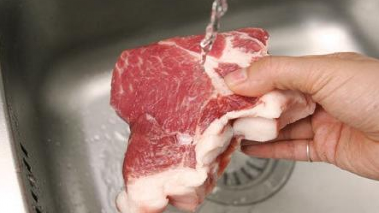 用水冲洗生肉易感染病毒？先学学口腔科是如何防飞沫的