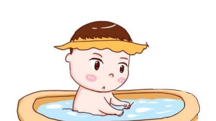 宝宝洗澡有讲究，痱子水、藿香液、金银花要对症巧用