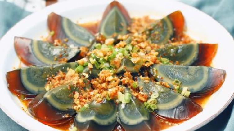 吃皮蛋会慢性中毒？很多人可能吃错了