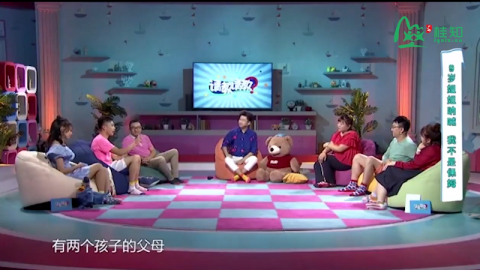 十岁女孩是弟弟的小保姆